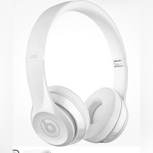 Beats Solo2 Wireless On-Ear Headphones by Dr. Dre White Case & Charger Included